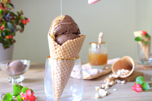Kremasti cokoladni sladoled sa karamel prelivom