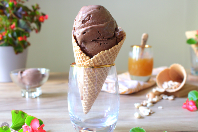Kremast cokoladni sladoled u kornetu